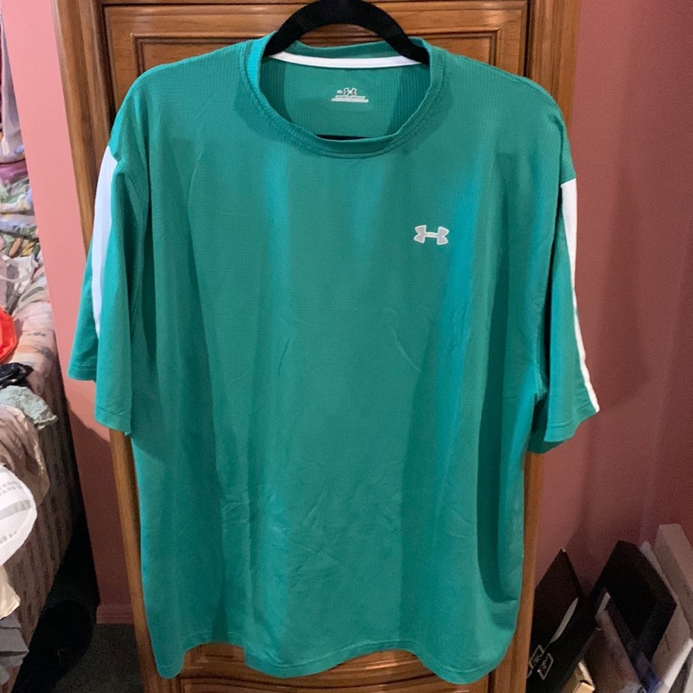 Green Under Armour work out short sleeve shirt